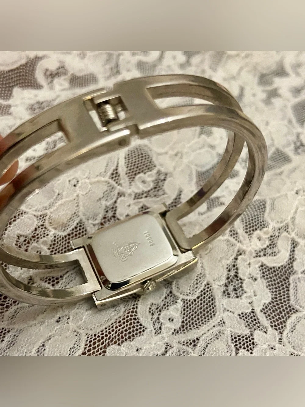 Gucci 90001 Quartz Silver Tone with Rhinestones Bangle Ladies Watch